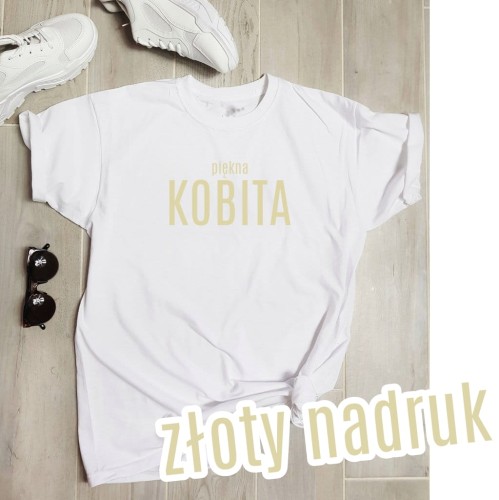 koszulka z napisem piękna kobita