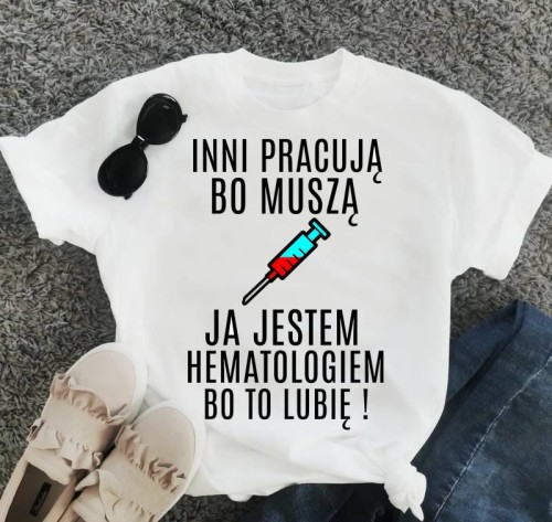 KOSZULKA DLA HEMATOLOGA ZE STRZYKAWKĄ.jpg