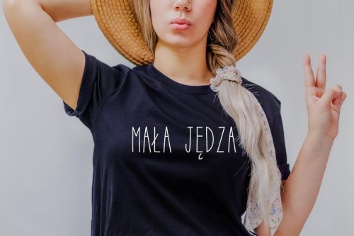 a czarna koszulka damska mała jędza