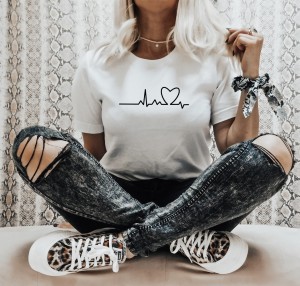 Biały T-shirt damski bijące serce