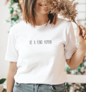 T-shirt damski z małym napisem 