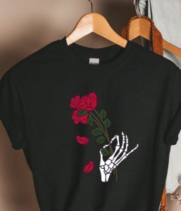 DAMSKI czarny T-shirtz różą