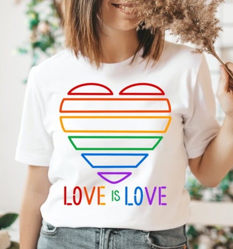 KOSZULKA Z TĘCZOWYM SERCEM LOVE IS LOVE.jpg