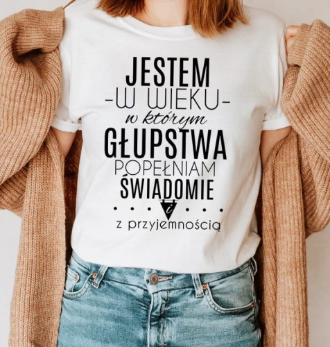 koszulka na prezent jestem w wieku w którym głupstwa popełniam świadomie.jpg