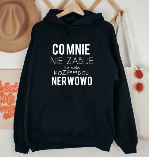 czarna bluza z kapturem damska co mnie nie zabije.jpg