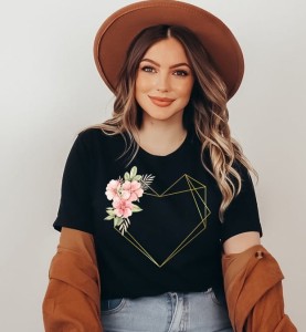 damska czarna koszulka z sercem kwiaty.jpg