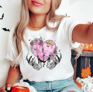 biała koszulka z nadrukiem na lato szkielet17