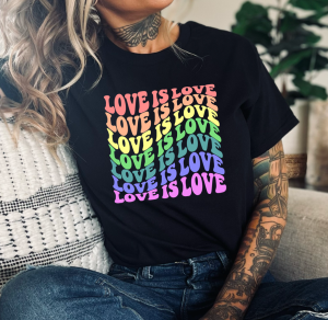 koszulka z tęczą , koszulka z motywem love is love 