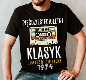 CZARNA KOSZULKA MĘSKA PIĘĆDZIESIĘCIOLETNI KLASYK 1974.jpg