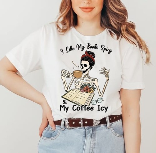 t-shirt damski z nadrukiem książki dla książkocholiczki.jpg