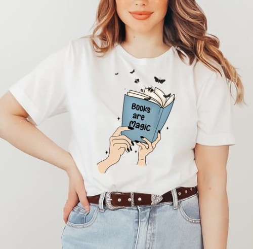 t-shirt damski z nadrukiem książki dla książkocholiczki.jpg