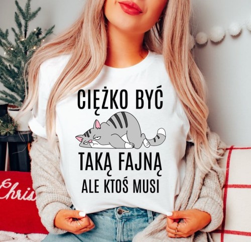 CIEŻKO BYĆ TAKĄ FAJNĄ ALE KTOŚ MUSI - ŚMIESZNA DAMSKA KOSZULKA NA PREZENT