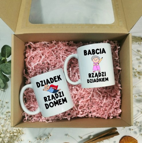 ZESTAW PREZENTOWY DLA BABCI I DZIADKA - BABCIA RZĄDZI DZIADKIEM.jpeg