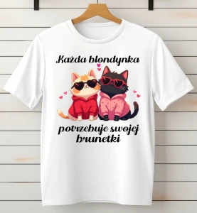 Koszulka dla przyjaciółki na prezent -każda blondynka porzebuje swojej brunetki z kotami.webp
