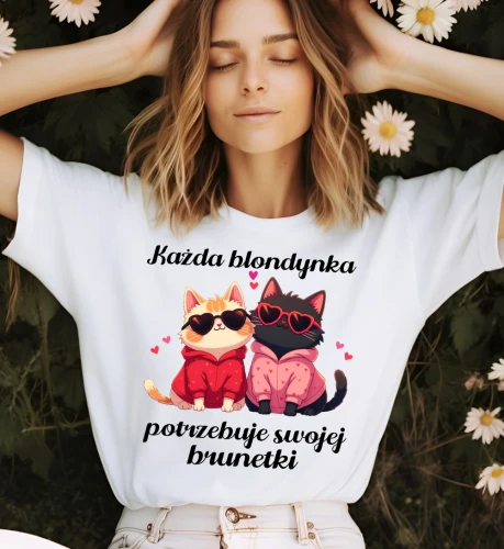 Koszulka dla przyjaciółki na prezent -każda blondynka porzebuje swojej brunetki.webp