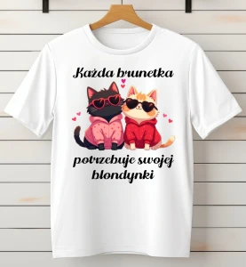 Koszulka dla przyjaciółki na prezent -każda brunetka porzebuje swojej blondynki z kotami.webp