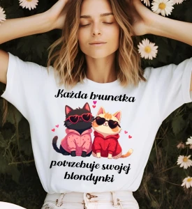 Koszulka dla przyjaciółki na prezent -każda brunetka porzebuje swojej blondynki koty.webp