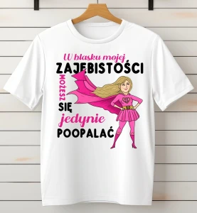 Koszulka śmieszna w blasku mojej zajebistości może się jedynie poopalać dla blondynki 1.webp