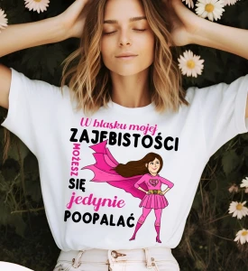Koszulka śmieszna w blasku mojej zajebistości może się jedynie poopalać dla brunetki.webp
