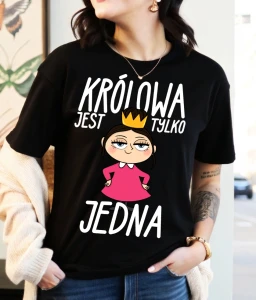 koszulka czarna z nadrukiem królowa jest tylko jedna.webp