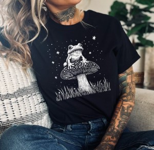 Czarna damska koszulka z nadrukiem