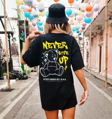 czarna damska koszulka oversize z nadrukiem z tyłu.webp