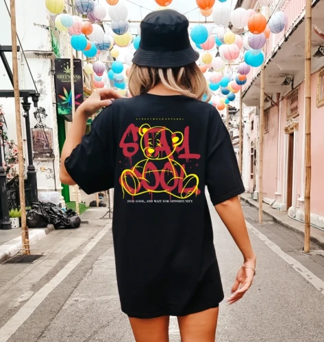 czarna damska koszulka oversize z nadrukiem z tyłu.webp