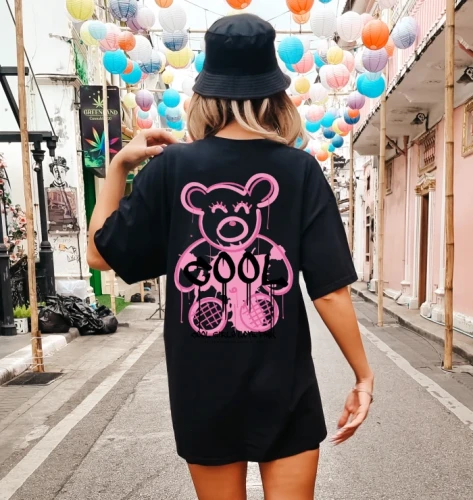 czarna damska koszulka oversize z nadrukiem z tyłu.webp