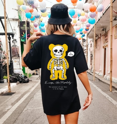 Damska czarna koszulka oversize z nadrukiem z tyłu.jpg