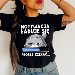 KOSZULKA CZARNA MOTYWACJA ŁADUJE SIĘ PROSZĘ CZEKAĆ.webp