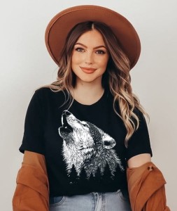 damska czarna koszulka w wilkiem 