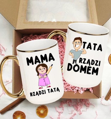 Zestaw prezentowy dla mamy i taty - ZESTAW KUBKÓW MAMA RZĄDZI TATĄ TATA RZĄDZI DOMEM.jpeg