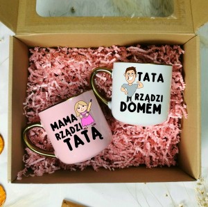 Zestaw kubków dla Taty i Mamy - TATA RZĄDZI DOMEM MAMA RZĄDZI TATĄ.jpeg