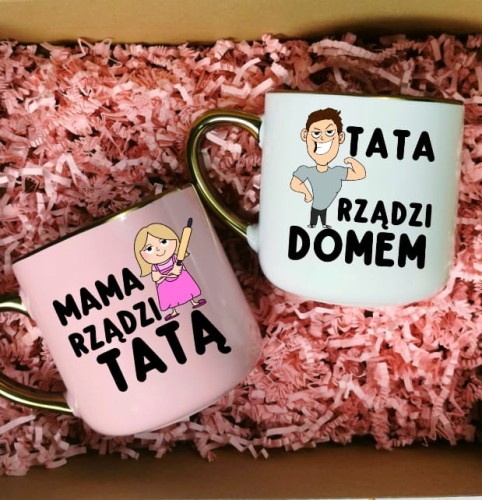 Zestaw kubków dla Taty i Mamy - TATA RZĄDZI DOMEM MAMA RZĄDZI TATĄ v.jpeg