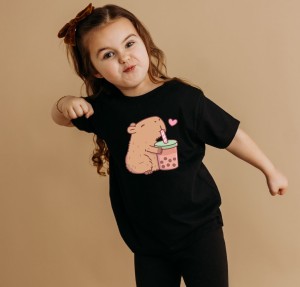 Czarna koszulka z kapibarą dla dziecka.jpg