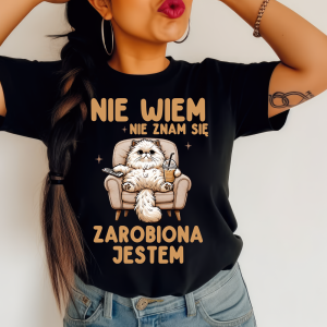 Damska czarna koszulka NIE WIEM NIE ZNAM SIĘ ZAROBIONA JESTEM.png