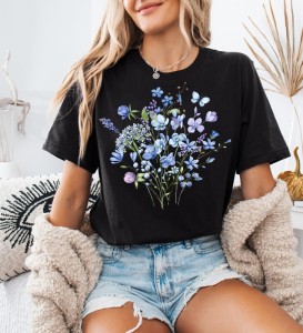Czarna koszulka damska z nadrukiem niebieskich kwiatów.jpg