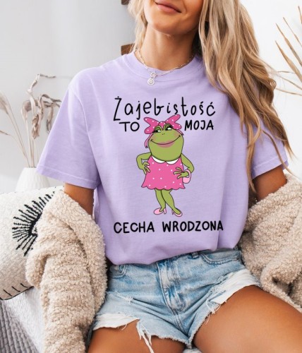 Fiołkowa koszulka damska z nadrukiem żaby oraz napisem ŻAJEBISTOŚĆ TO MOJA CECHA WRODZONA.jpg