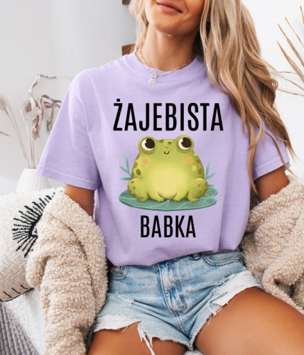 Fiołkowa koszulka damska z nadrukiem żaby oraz napisem ŻAJEBISTA BABKA.jpg