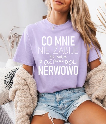 Fiołkowa koszulka z napisem co mnie nie zabije to mnie.jpg