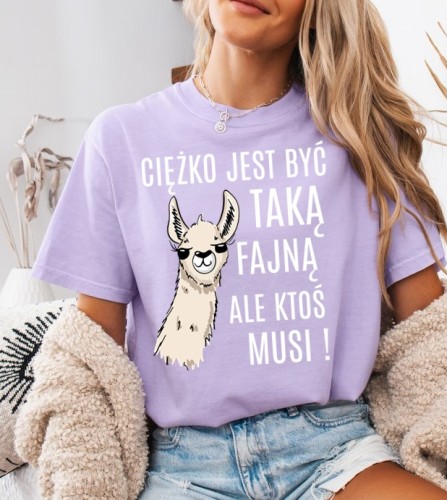 Fiołkowa damska koszulka z nadrukiem lamy i napisem CIĘŻKO BYĆ TAKĄ FAJNĄ ALE KTOŚ MUSI.jpg