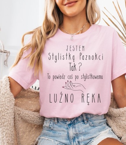 Różowa koszulka z nadrukiem dla stylistki paznokci.jpg
