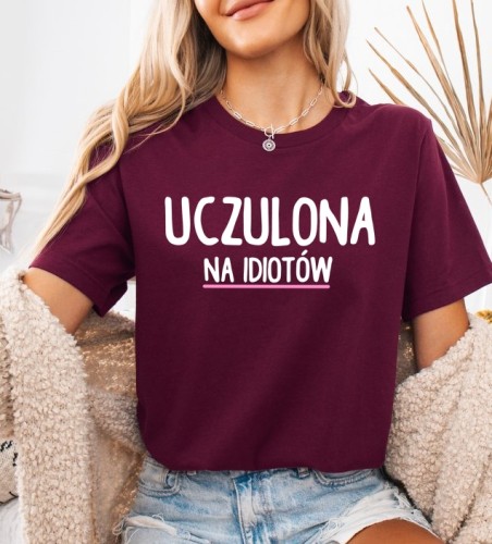 Damska koszulka z napisem UCZULONA NA IDIOTÓW