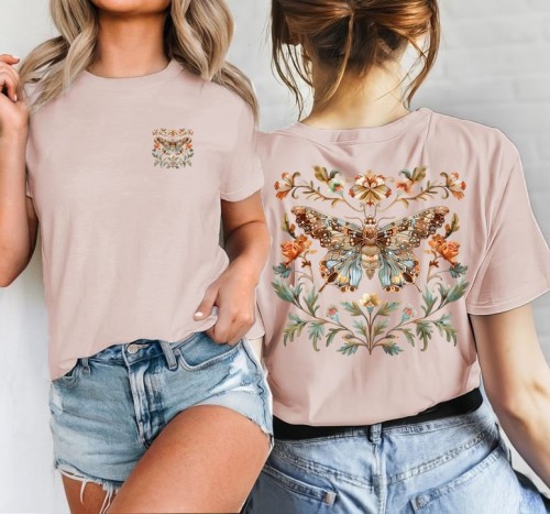 Damska koszulka w kolorze pudrowego róży z motylem na plecach oraz małym na sercu.jpg