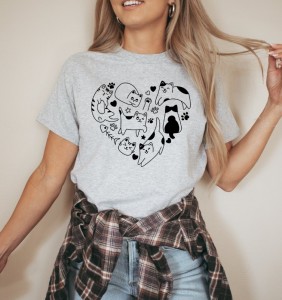 Szara koszulka dla kociary z nadrukiem serca wypełnionego kotami