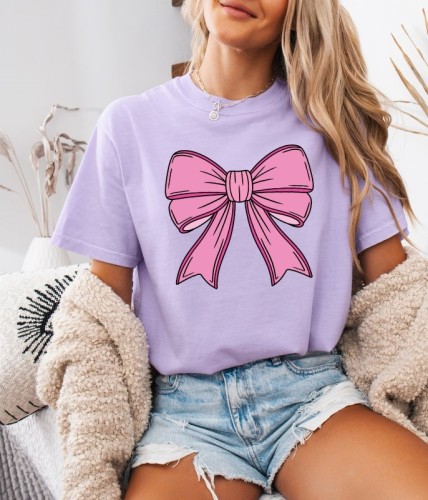 Fiołkowa koszulka damska z nadrukiem różowej kokardy.jpg