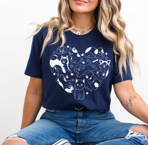 Granatowa koszulka dla psiary z nadrukiem serce w kształcie psów.jpg