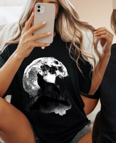Damska czarna koszulka z wilkiem i księżycem.jpg