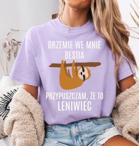 Fiołkowa Fajna damska koszulka - DRZEMIE WE MNIE BESTIA OBAWIAM SIĘ ŻE TO LENIWIEC