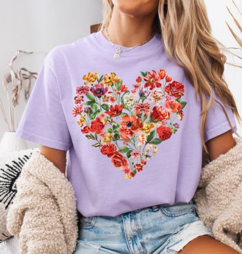 Fiołkowa damska koszulka z sercem w kwiaty.jpg
